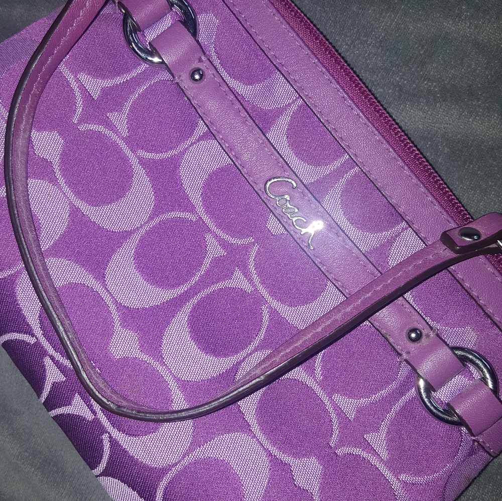 Authentic COACH wristlet - Picture 7 of 11